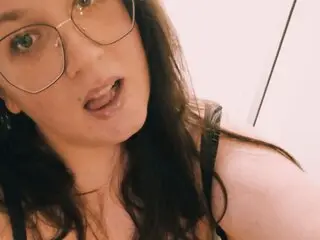 KiraThomson free live adult